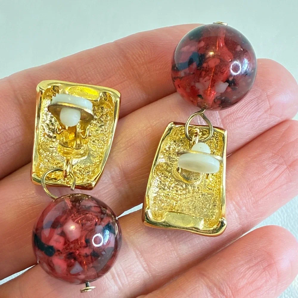 Vintage Gold Tone Clip‎ On Earrings Marble Red Confetti Lucite Bead Geometric